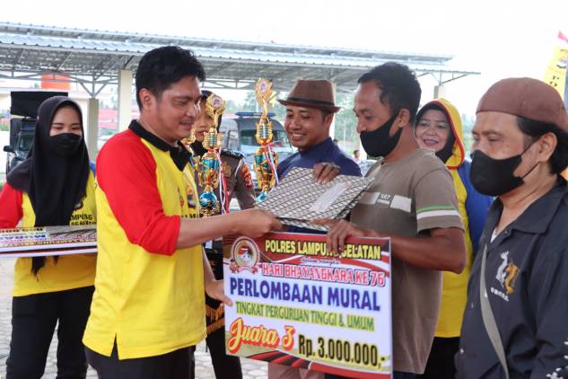 CuplikCom-Sambut-HUT-Bhayangkara-ke-76,-Polres-Lamsel-Gelar-Lomba-Mural-19062022085801-IMG-20220619-WA0024.jpg