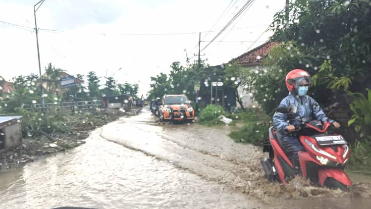 CuplikCom-Sedimentasi-Lumpur-Kotori-Jalan-Raya-Sudimampir-Lor,-Bahayakan-Pengendara,-Warga-Mengeluh-16022022114927-IMG_20220216_114400.jpg