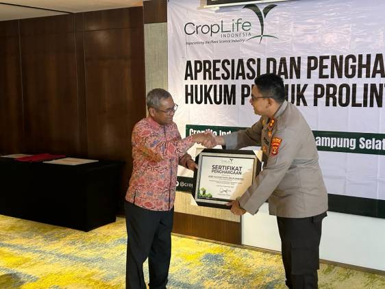 CuplikCom-Sembilan-Personil-Polres-Lamsel-Terima-Apresiasi-dan-Penghargaan-Dari-Croplife-Indonesia-20092023110042-IMG-20230920-WA0004.jpg