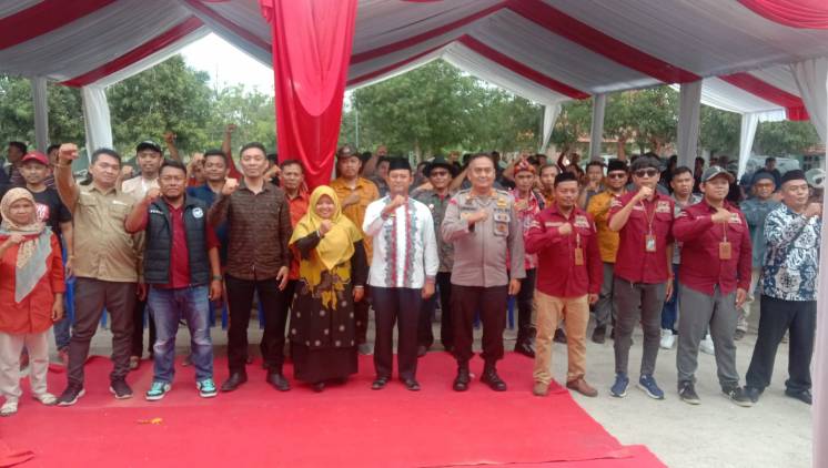 CuplikCom-Sosialisasi-Kirab-Pemilu-Tahun-2024,-Camat-Losarang-Jangan-Golput-23112023213119-IMG-20231123-WA0068.jpg