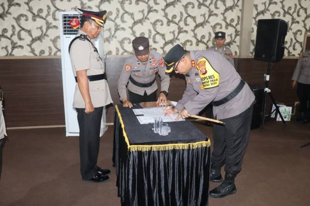 CuplikCom-Tiga-Jabatan-Strategis-Polres-Lamsel-Resmi-Berganti-Dalam-Sertijab-Yang-Dipimpin-Kapolres-18122024123526-IMG-20241218-WA0007.jpg