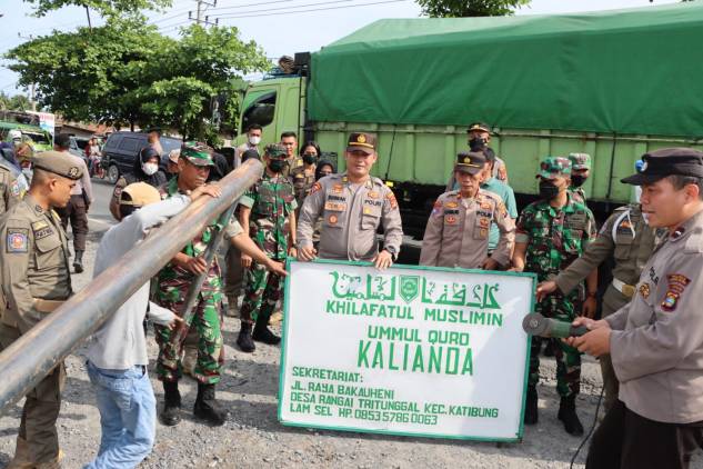 CuplikCom-Tim-Gabungan-bersama-Polres-Lampung-Selatan-Lakukan-Sterilisasi-Plang-Ormas-Khilafatul-Muslimin-14062022083035-IMG-20220614-WA0011.jpg