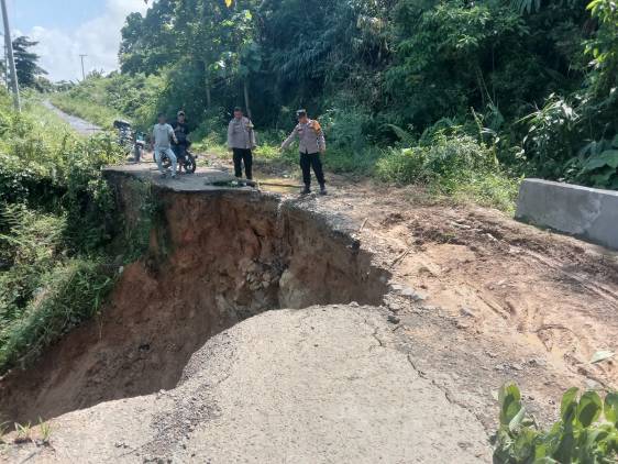 CuplikCom-Tingginya-Curah-Hujan-Jalan-Penghubung-Antar-Pekon-di-Kecamatan-Kelumbayan-Menyebabkan-Longsor-25062023170056-IMG-20230625-WA0115.jpg