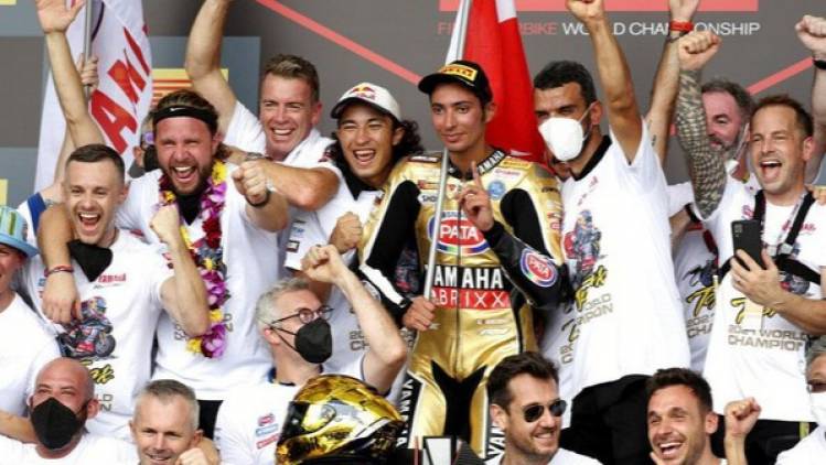 CuplikCom-Toprak-Juara-Dunia-WSBK-2021-Usai-Finis-Kedua-di-Sirkuit-Mandalika-21112021132405-ekspresi-toprak-razgatlioglu-yang-jadi-juara-wsbk-2021-di-mandalika-5_169.jpeg