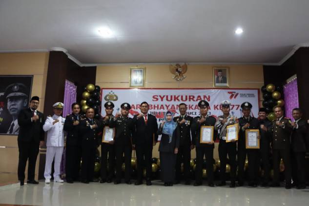 CuplikCom-Tujuh-Belas-Personil-Polres-Tanggamus-Raih-Penghargaan-Hari-Bhayangkara-ke-77-03072023092820-IMG-20230703-WA0007.jpg