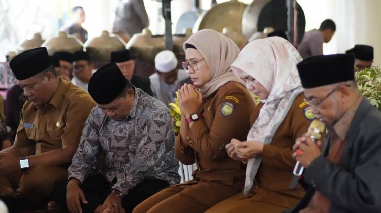 CuplikCom-Ulama-dan-Bupati-Nina-Gelar-Doa-Bersama-untuk-Kebaikan-Kabupaten-Indramayu-25112024152858-IMG-20241125-WA0027.jpg