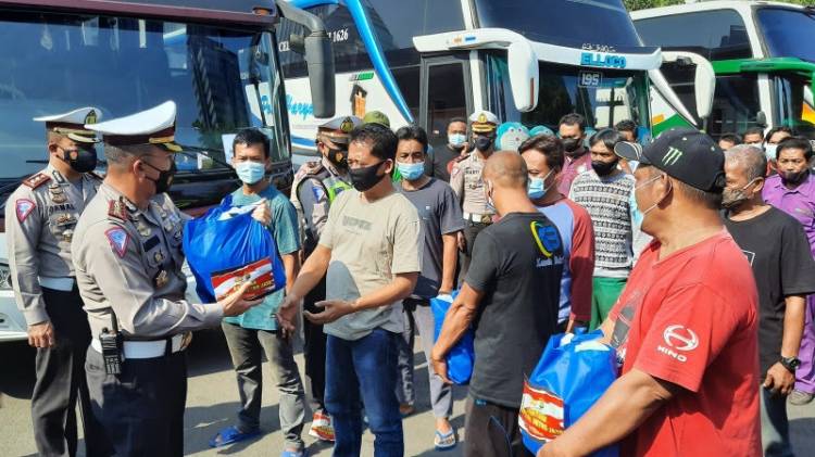 CuplikCom-Usai-Melanggar-PPKM-Darurat,-Para-Sopir-Bus-Diberi-Bantuan-Sembako-Oleh-Polisi-17072021130347-20210717_125850.jpg