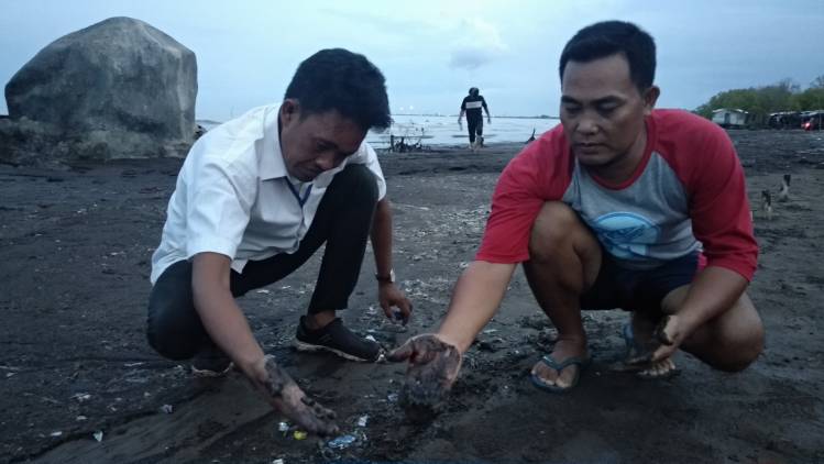 CuplikCom-Waduh!!-Limbah-Minyak-Mentah-Cemari-Pantai-Wisata-Karangsong-23102020191516-IMG_20201023_191226.jpg