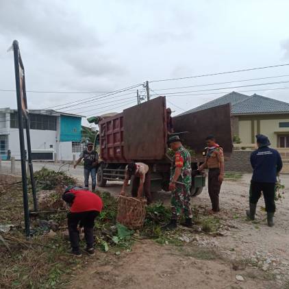 CuplikCom-Wujudkan-Lingkungan-Sehat,-Babinsa-Kodim-0421LS-Bersama-Warga-Bersihkan-Sampah-Dipasar-19122023172701-IMG-20231219-WA0036.jpg