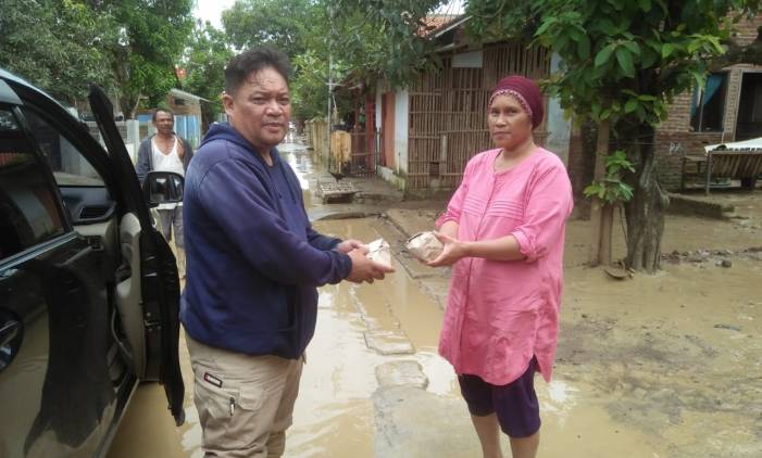 CuplikCom-YANU-Bersama-Laskar-Agung-Macan-Ali-Bagikan-Nasi-Bungkus-ke-Korban-Banjir-di-Cirebon-19022021191001-WhatsApp_fdfdf00.jpg